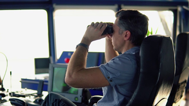 航海员在驾驶室值班时视频素材