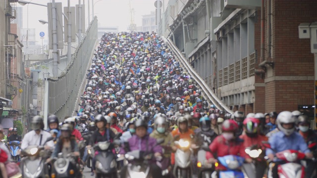 台北大街上满是摩托车视频素材