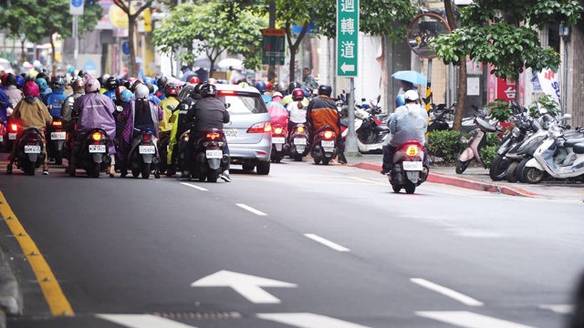 台北市中心到处都是摩托车视频素材