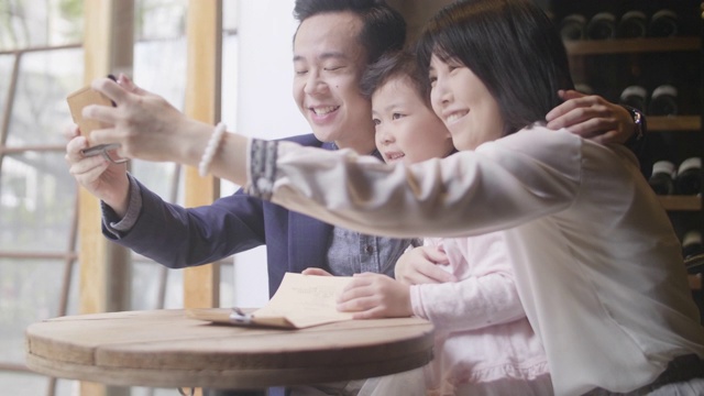 中国年轻家庭在一起视频素材