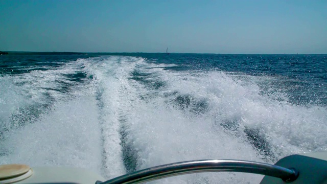 游艇在水上行驶时，海上会有大浪视频素材