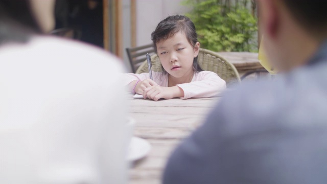 台湾小女孩和父母在咖啡馆视频素材