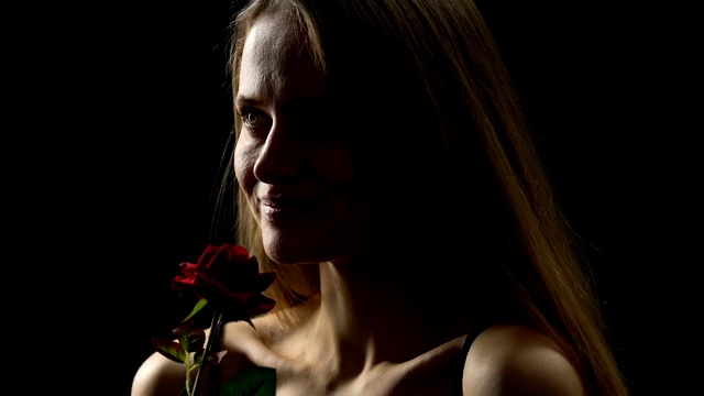 自信女性女性抚摸皮肤与玫瑰，诱惑和性感视频下载