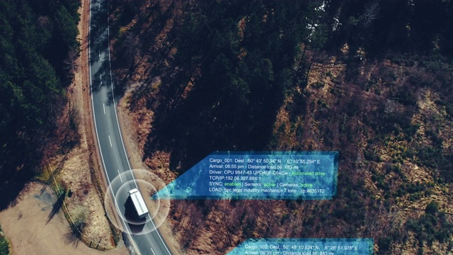 直升机拍摄的自动驾驶卡车在森林公路上驾驶与技术助手跟踪信息，显示细节。视觉效果剪辑视频素材