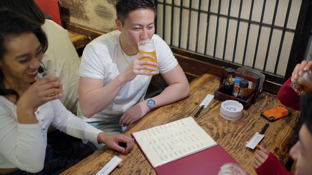 年轻朋友在东京酒吧喝酒视频素材