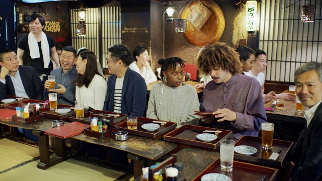 欢乐时光拥挤的东京酒吧视频素材