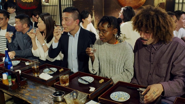 游客和当地人在东京餐厅敬酒视频素材