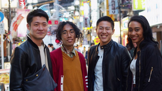 东京大街上微笑的年轻朋友们视频下载
