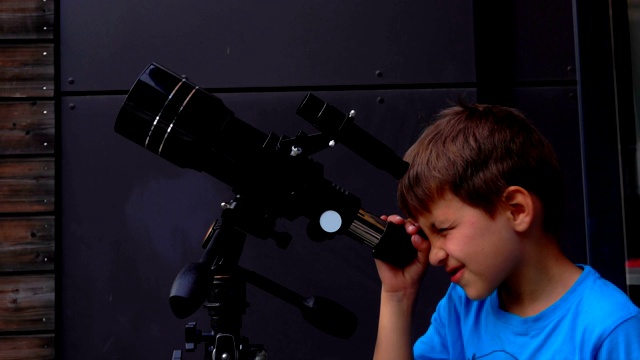小男孩用望远镜观察天空视频下载