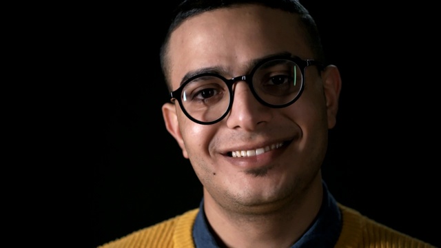 微笑的阿拉伯青年男子的肖像视频下载