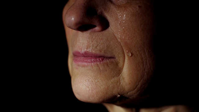 女人脸上的泪水视频素材