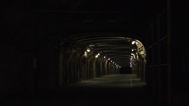 一个里面有灯光的隧道视频素材