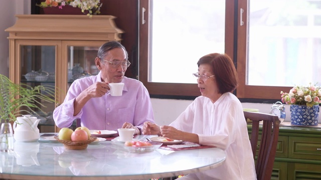 退休夫妇在家喝咖啡，吃水果视频素材