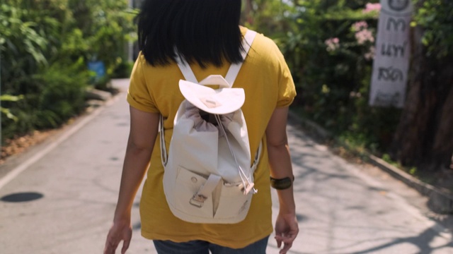 慢镜头亚洲妇女在阳光明媚的日子里在市场上散步和观光视频下载