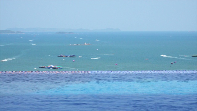 带海景的游泳池是酒店的现代设计。视频素材