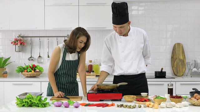 厨师教亚洲女学生如何做饭。视频下载