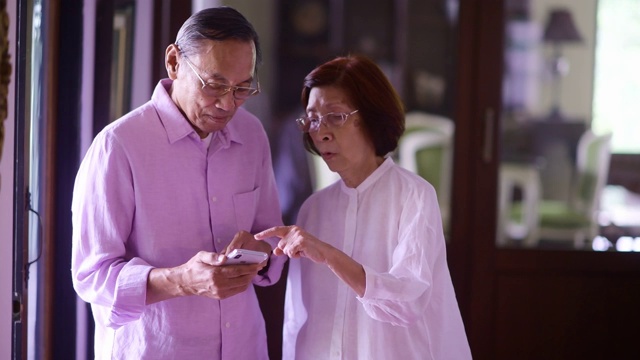 老年夫妇使用智能手机视频素材