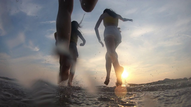 4K分辨率慢动作亚洲女人快乐群朋友享受暑假和有趣的海滩上跑步视频购买