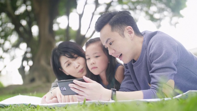 亚洲父母和女儿享受一天在公园视频素材