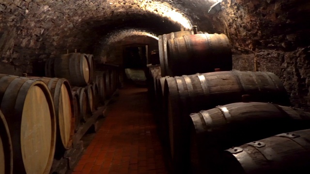 酒桶堆放在酿酒厂的旧酒窖里视频素材