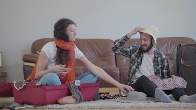 描绘幸福的男人和女人在家里的地板上。视频素材