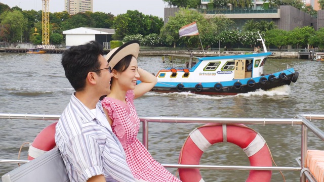 情侣情侣游客坐在观光船的露台上，在夏天沿着河旅游视频下载
