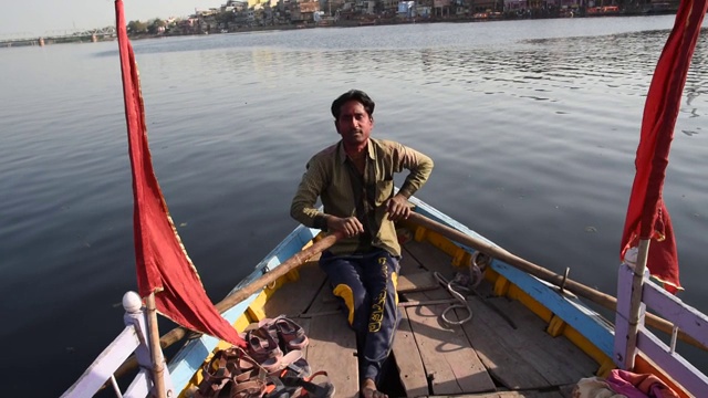 印度人在亚穆纳河岸边划船。马图拉,印度。视频下载