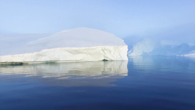北极巨大的冰山视频素材