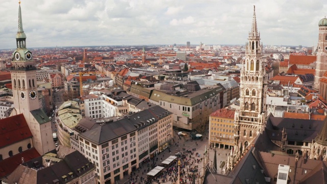 慕尼黑的玛丽恩广场市政厅和圣母教堂视频素材