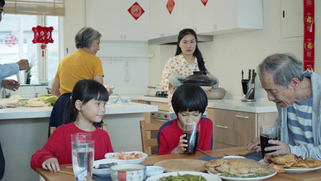 春节妈妈给家人带火锅视频素材