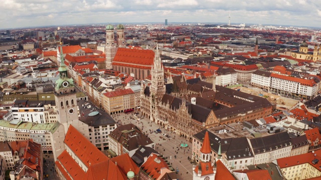 慕尼黑的玛丽恩广场市政厅和圣母教堂视频素材