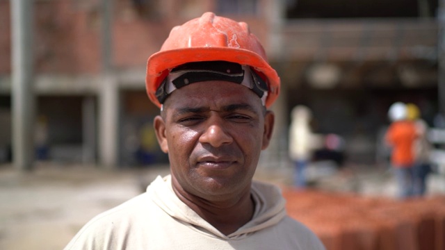 一个建筑工人在建筑工地的肖像视频素材