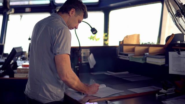 航海员在驾驶室值班时视频素材