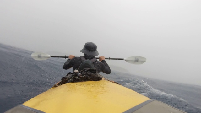 一个男人划着皮艇穿过暴风雨视频下载