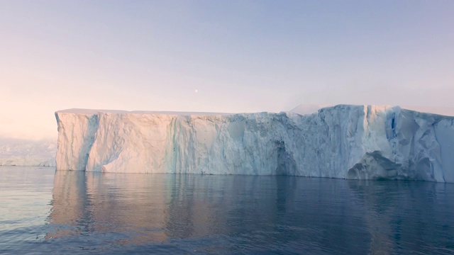 北冰洋巨大的冰山视频素材