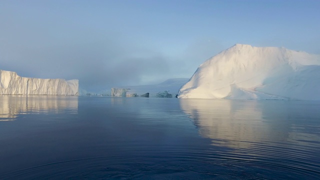 北冰洋巨大的冰山视频素材