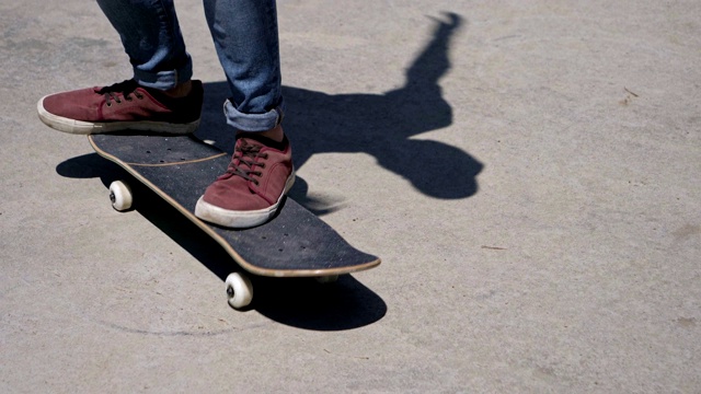 在城市里玩滑板。视频素材