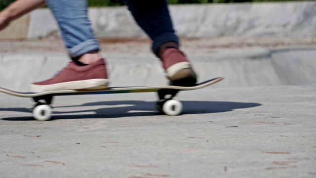 在城市里玩滑板。视频素材