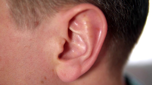 仔细的观察人的耳朵。耳朵在概要文件视频素材