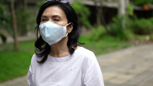 因空气污染而戴防护口罩的女人视频素材