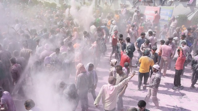 印度北方邦法伦村街头的胡里节庆祝活动。视频下载