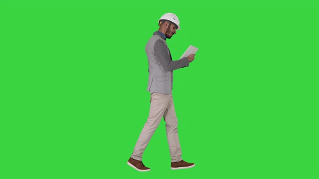 这位时髦的工程师用平板电脑进行视频通话，在绿屏Chroma Key上显示他的工作成果视频下载