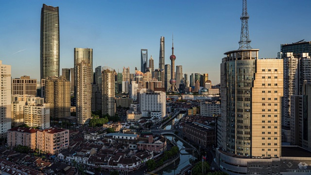 陆家嘴金融区日以继夜的时间流逝，以东方明珠塔、上海环球金融中心、金茂大厦和上海中心大厦为地标，中国上海浦东视频素材