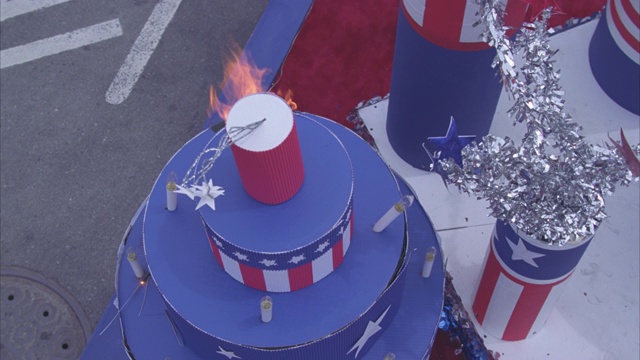 放大镜头，7月4日游行的花车着火了，正在燃烧。星条旗。视频下载