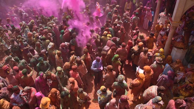 印度寡妇庆祝胡里节，温达文，北方邦，印度。视频素材