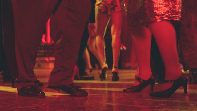 在夜总会或舞蹈俱乐部跳舞的人的脚的近角。跳莎莎舞。视频下载
