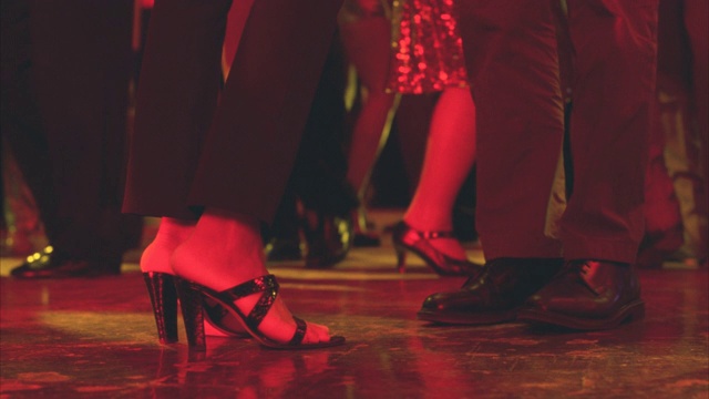 在夜总会或舞蹈俱乐部跳舞的人的脚的近角。跳莎莎舞。前面的情侣可以学习跳舞。视频下载