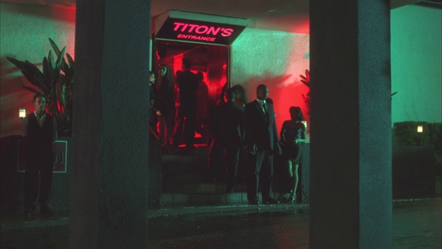 中等角度的人站在门外的夜总会，舞厅或酒吧。标牌上写着提顿的入口。管家和保镖。视频下载
