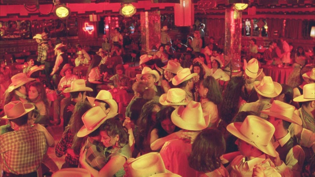 远离人群，许多人戴着牛仔帽，在酒吧、夜总会或舞蹈俱乐部跳舞。西方国家。视频下载