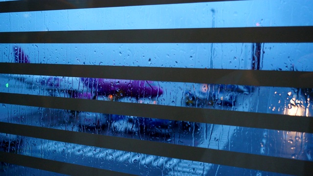飞机装载抽象模糊的图像透过窗户与雨滴视频素材